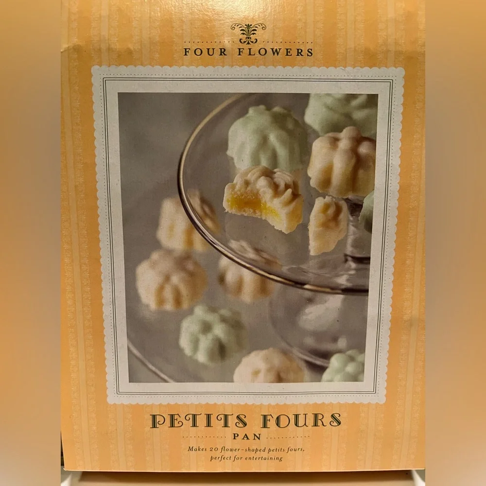 NWT WILLIAMS-SONOMA FOUR FLOWERS PETITS FOURS PAN.